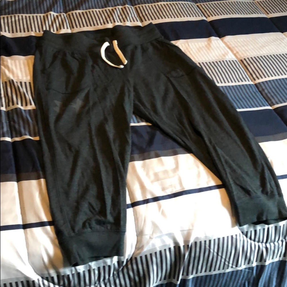 Women’s Under Armour capri sweat pant